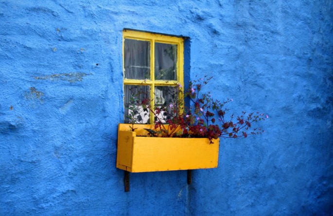 cat-rumah-warna-biru