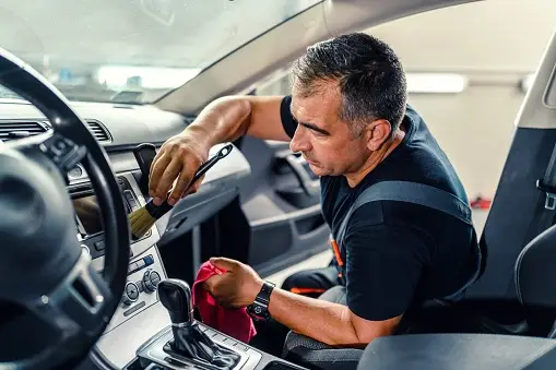jasa-membersihkan-bagian-dalam-mobil