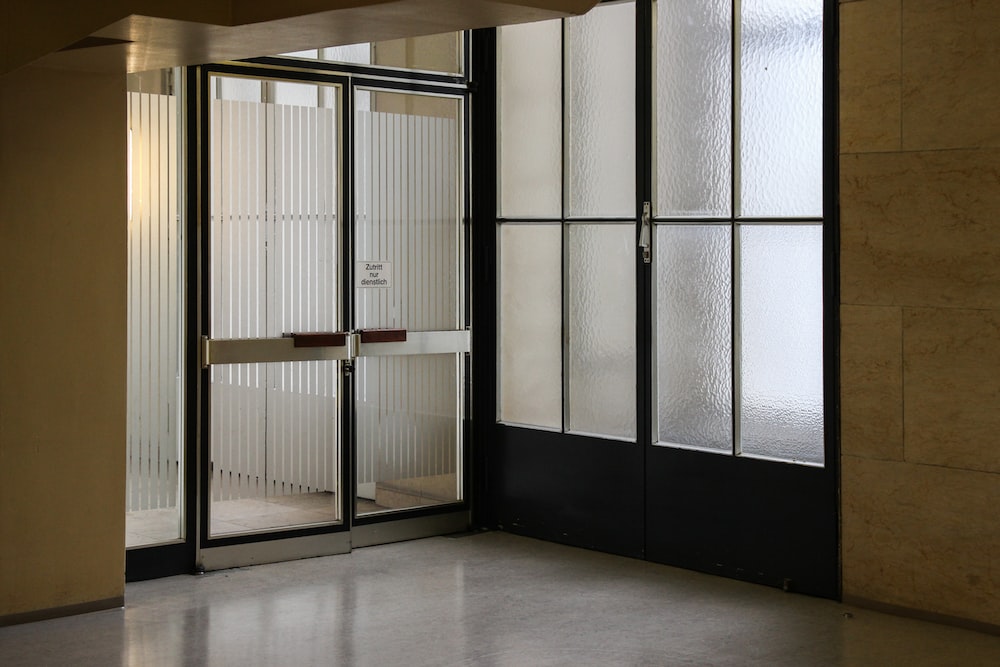 jasa-perbaikan-pintu-kaca-kantor
